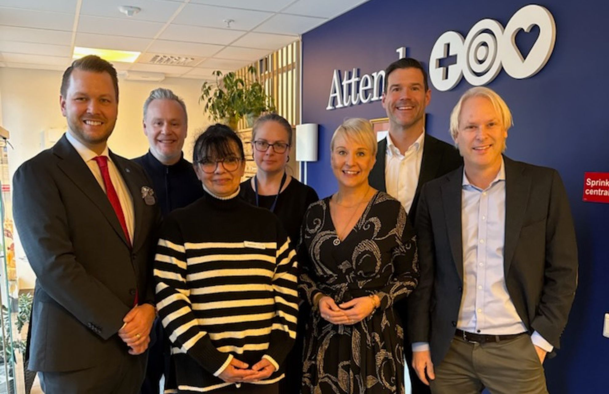 Ministrarna och kommunfullm&auml;ktige tillsammans med chefer fr&aring;n Attendo.