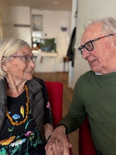 Fanny och Sven-Erik håller handen och tittar kärleksfullt på varandra