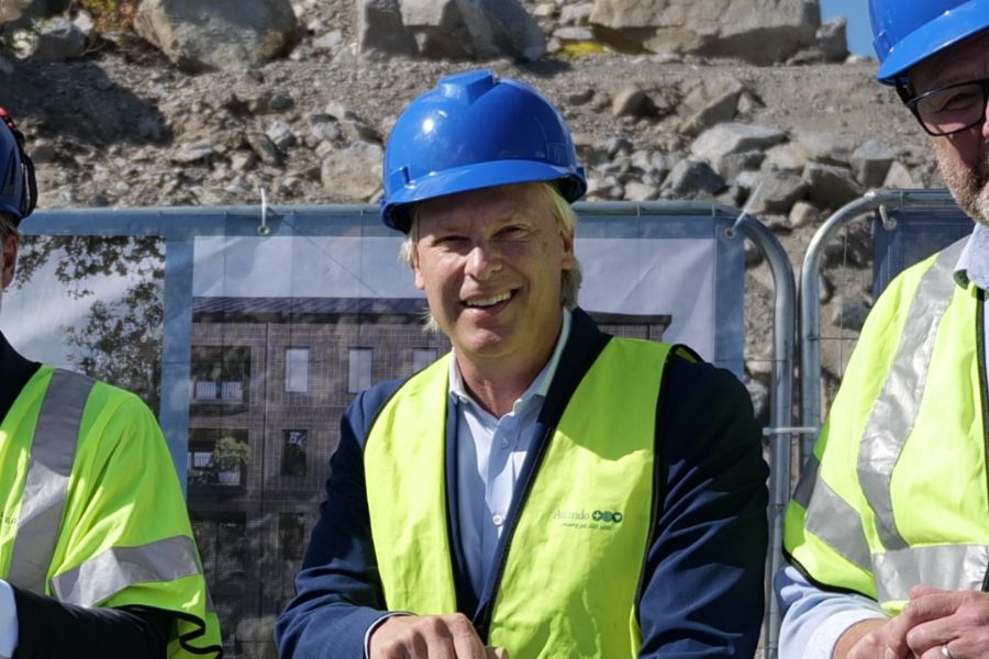Regionchef Jonas Unger i bygghjälm och skyddsväst