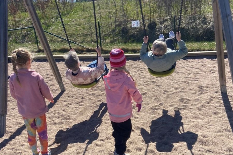 Tv&aring; barn fr&aring;n f&ouml;rskolan ger fart &aring;t tv&aring; &auml;ldre damer p&aring; gungor.