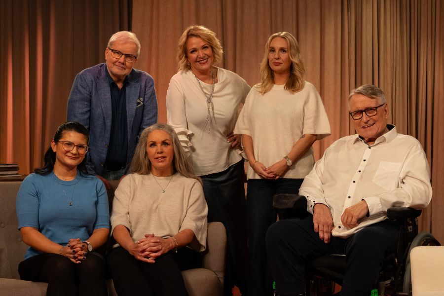 Programledare och deltagare poserar på SVT:s bild från Studio 65.