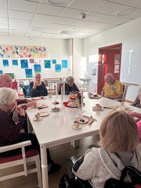 Boende som dricker te och samtalar med varandra p&aring; &auml;ldreboendet Attendo Varvsv&auml;gen