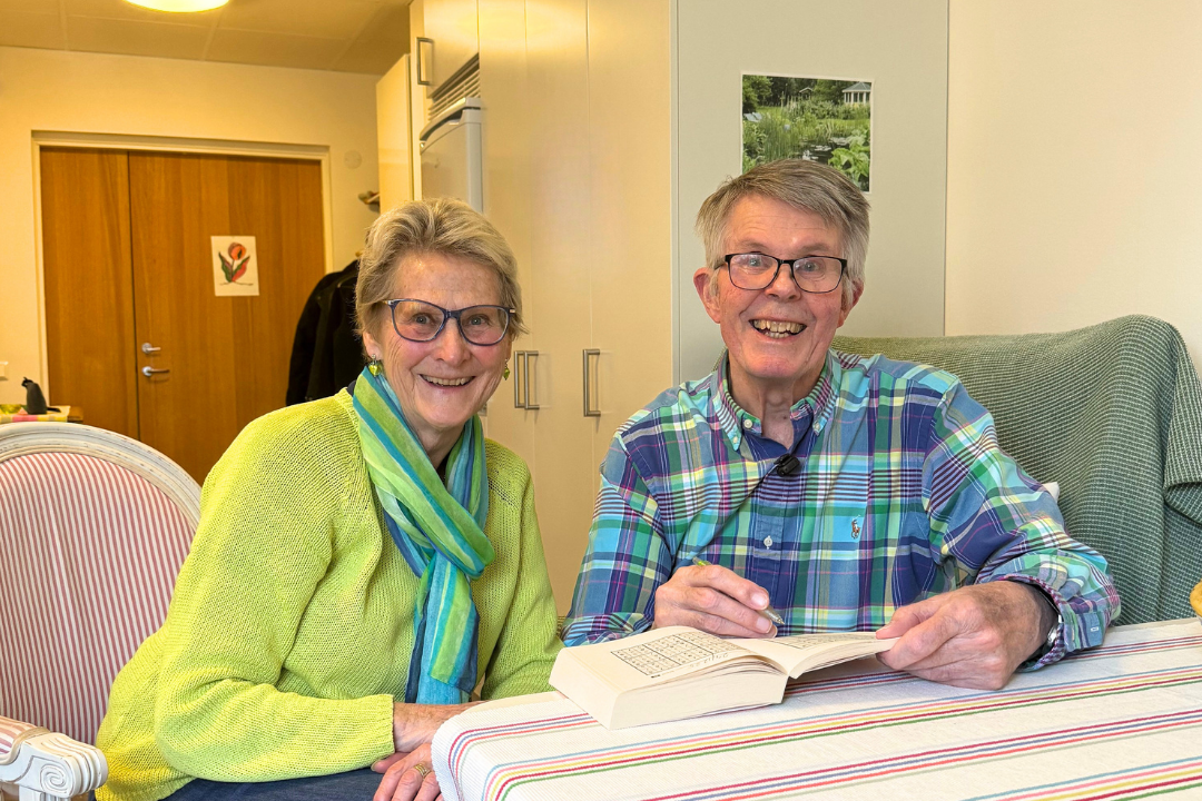 Agneta och Ingvar sitter tillsammans i Ingvars rum på äldreboendet. 