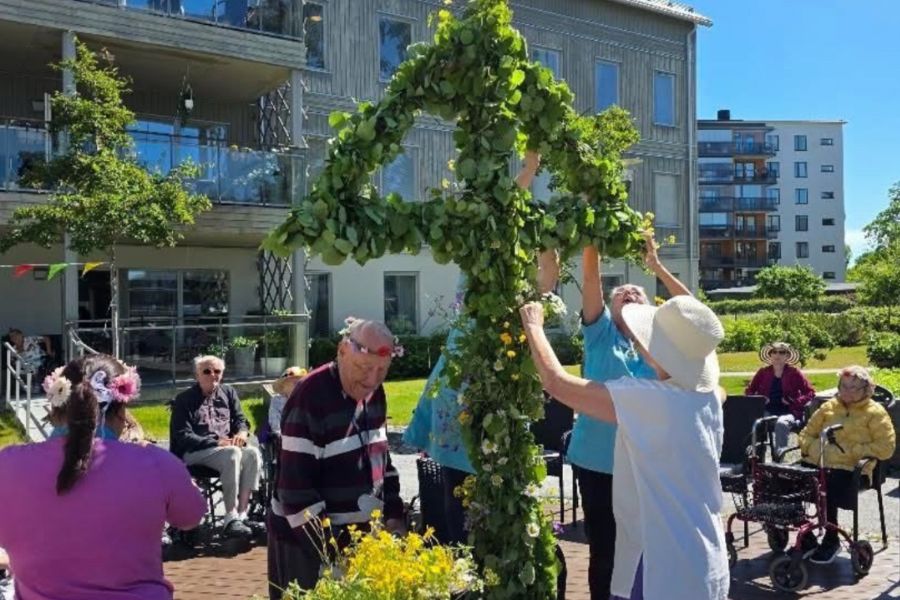 Boende p&aring; &auml;ldreboende kl&auml;r midsommarst&aring;ng