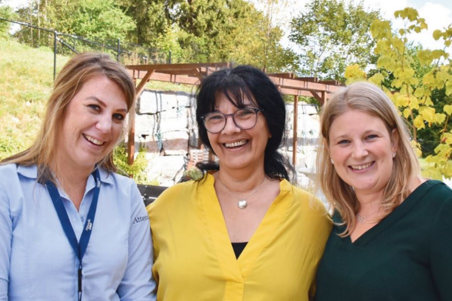Anne-Lie, Zlata och Emma i trädgården på Attendo Kantarellvägen