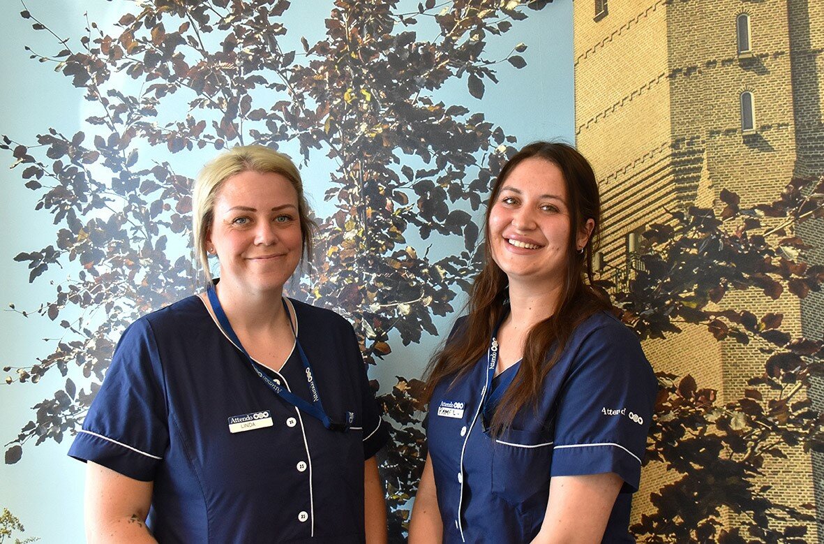 Linda och Pamela är huvudansvariga för Attendo Nära-Appen på Johan Kocksgatan i Trelleborg. De hjälper närstående och kollegor att hitta rätt i teknik och användande.